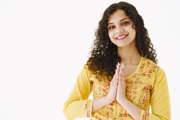 美丽的年轻女子肖像在白色的背景图片下载