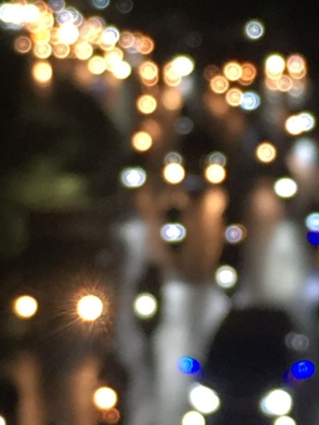 模糊的汽车前灯，车辆和高速公路夜灯。图片下载