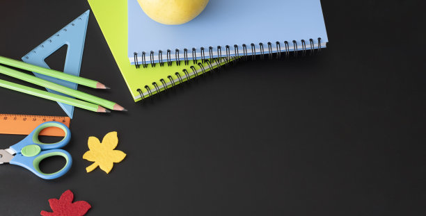 在黑人学校董事会上写了艺术用品和学校用品。从以上观点。放置你的文本。图片下载