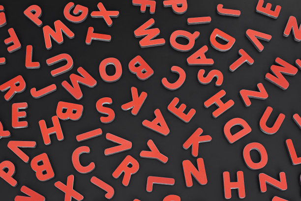 在黑人学校的黑板上，杂乱无章的英文字母。图片下载