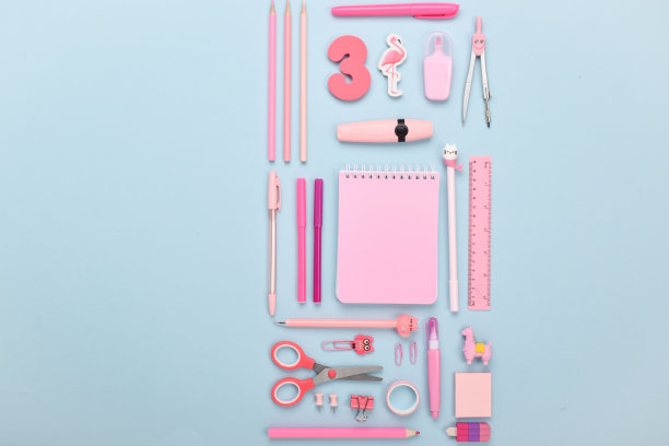 各种粉红色的办公用品，蓝色背景。回到学校。平面布局，俯视图，可以复制的地方。图片下载