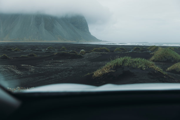 从汽车上看引人注目的黑色沙滩和山景图片下载