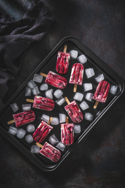 樱桃水果冰棒自制酸奶冰淇淋在穆迪黑暗图片下载