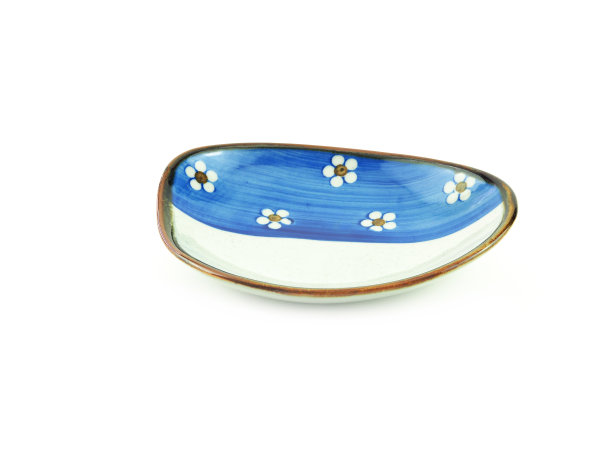 空的日本风格椭圆形盘子与花卉图案孤立在一个白色的背景。图片下载