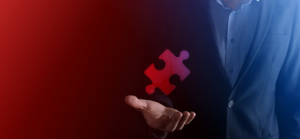 一个空的工件。一位身穿黑色西装的商人双手做着保护性的手势。一种关心和赞助的姿态。图片下载