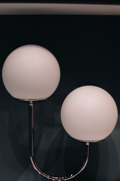 一盏白灯映着一堵黑墙。极简主义的内部细节。图片下载