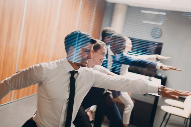 商人和女商人团队在办公室开会。商务人士分组会议讨论，与老板男女同桌。图片下载