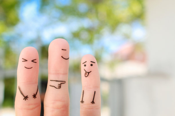 手指艺术的幸福家庭。孩子做鬼脸和父母笑的概念。图片下载