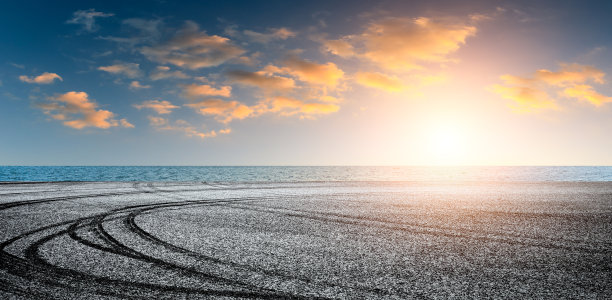 柏油路和春天日落时的自然风景图片下载