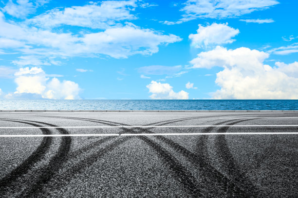 春天的柏油路和自然风光图片下载