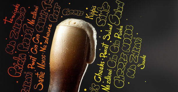 特写大玻璃与深色冷啤酒孤立在黑色和彩色的字母背景。假日、饮料、十月啤酒节的概念。设计广告，海报，横幅图片下载