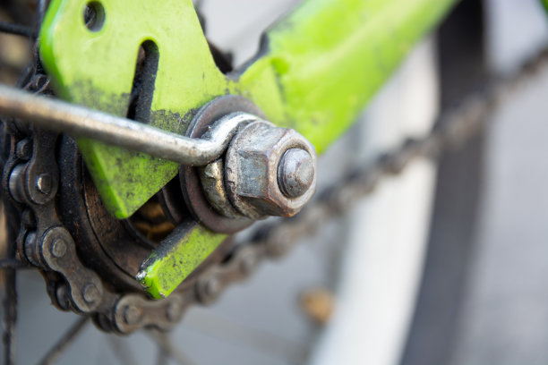 连接在车轮上的绿色自行车螺栓。图片下载