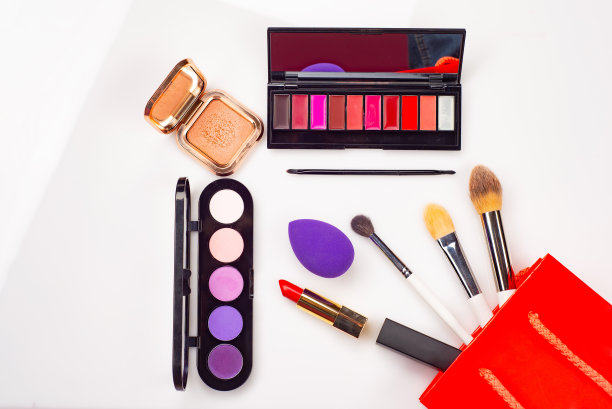 白色背景上的专业化妆。刷子、口红等产品，平铺有复制空间图片下载