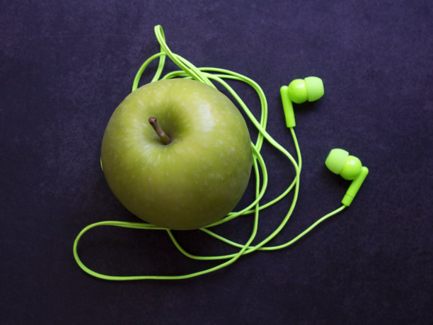 绿色真空耳机和苹果图片下载