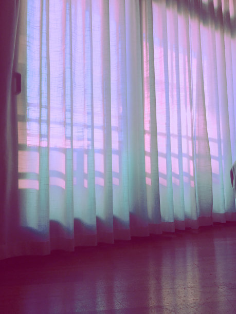 漂亮的波浪窗帘盖在通往房间的窗户上。图片下载