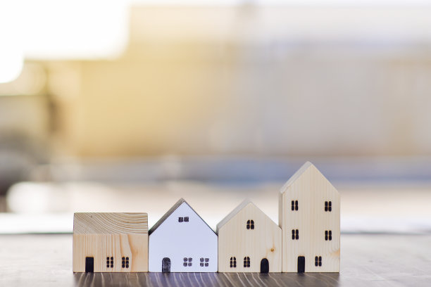 木制地板上的小房子模型图片下载