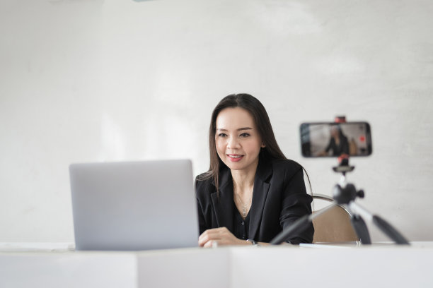 股票照片的一个东南亚民族商人女学生教师家教视频会议打电话在笔记本电脑上通过摄像头聊天学习在线聊天，远程在线教学的概念图片下载