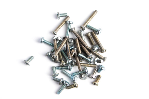 白色背景上的新金属螺栓。一套建筑工具修理。图片下载