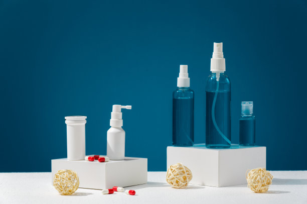 药物和不同的消毒剂来保护自己免受冠状病毒感染。图片下载