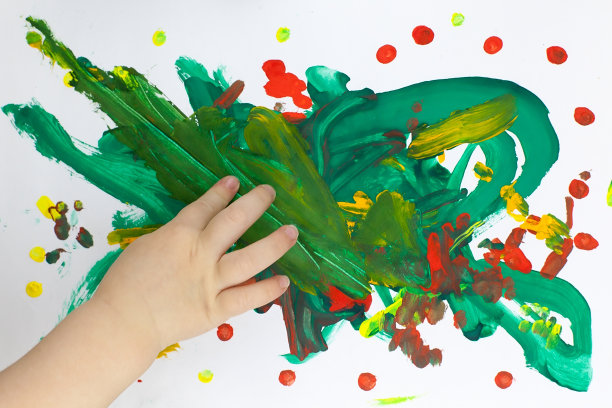 俯视图创造性的照片的一个孩子。孩子们用手指在纸上用颜料画画。新的一年图片下载