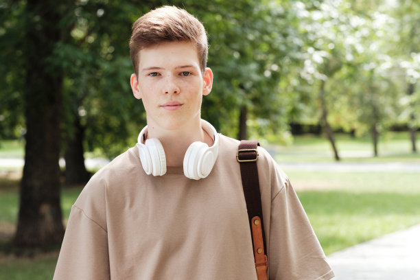 学生站在户外图片下载