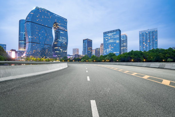 杭州钱塘江新城高速公路与现代城市天际线图片下载