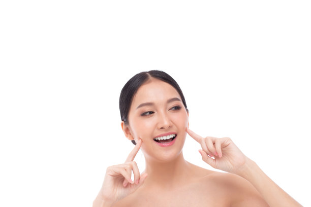 美丽的水疗中心亚洲模特女孩与化妆和美丽健康的皮肤颜色，嘴唇红色和头发肖像。美丽女人完美的脸清新干净的皮肤肖像孤立在白色的背景。影棚拍摄。图片下载