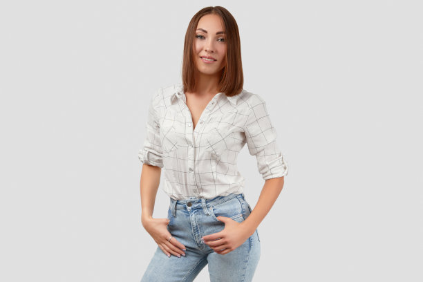 穿着休闲装的漂亮女人在白色背景下摆姿势图片下载