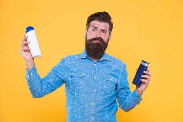 哪种洗发水更适合留胡子?留胡子的男人会用洗发水洗发。胡子的产品。注意胡子和小胡子。保持面部毛发。培养习惯图片下载