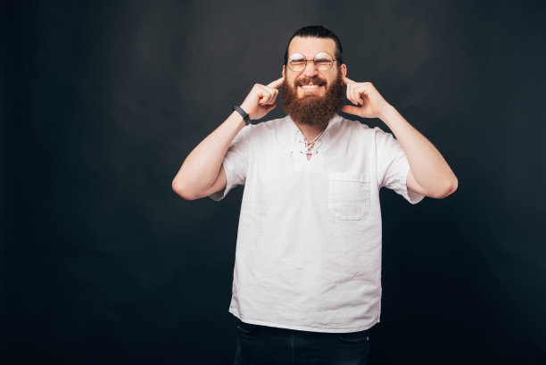 我不想听这个，留着胡子的嬉皮士用手指捂住耳朵的照片图片下载