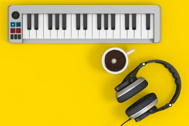 数字钢琴合成器与耳机和咖啡杯。3d渲染图片下载
