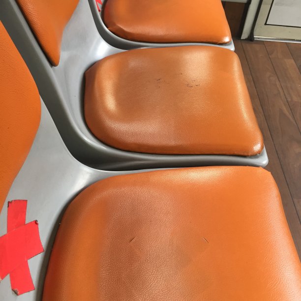 禁止占用标有红十字标志的长椅子。图片下载