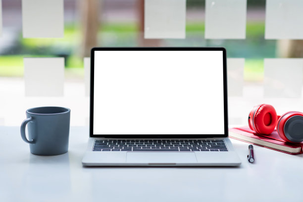 工作空间里有平板电脑，白屏，时钟，桌上有咖啡杯。模拟。图片下载