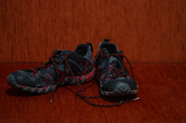 采购产品红色和灰色越野鞋，时尚，健身房，户外图片下载