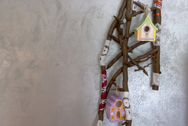 在银色背景上有干树枝和鸟窝的装置图片下载