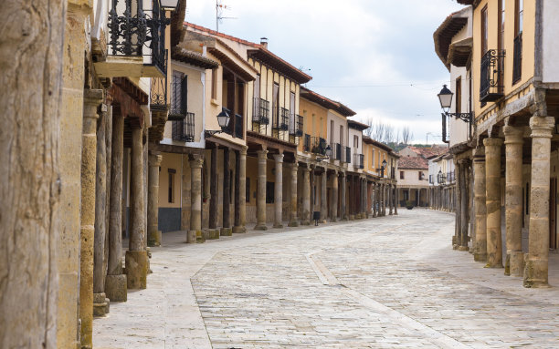 安坎迪亚镇主要街道上的拱廊——安坎迪亚镇主要街道上的拱廊图片下载