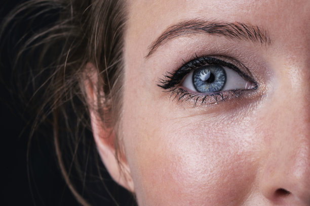 蓝色女人眼睛的特写图片下载