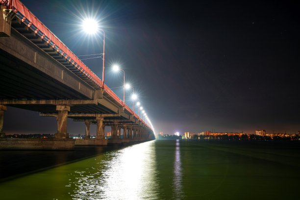 在美丽的第聂伯河上，一座美丽明亮的大桥图片下载