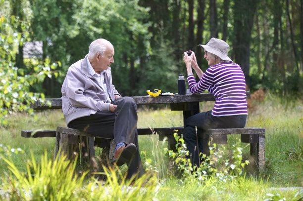老年夫妇在夏天在公园户外图片下载