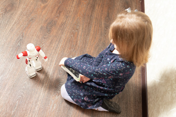 孩子用遥控器控制机器人图片下载