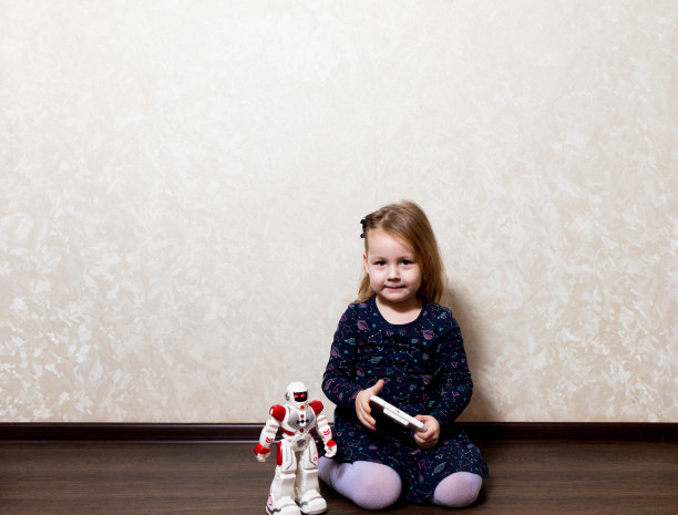 孩子用遥控器控制机器人图片下载