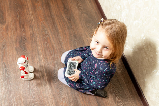 孩子用遥控器控制机器人图片下载