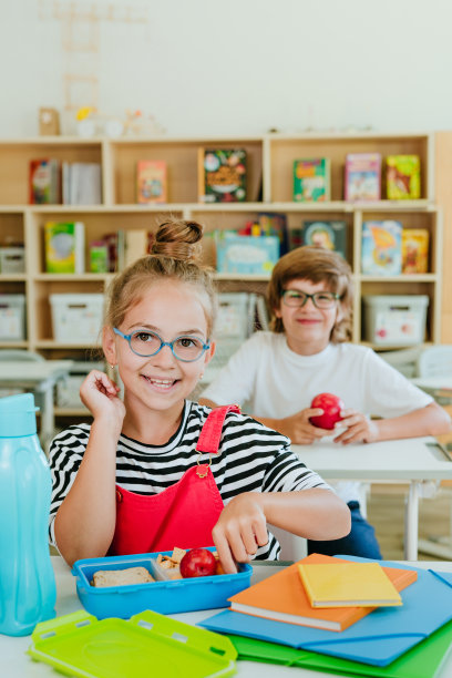 小学生们在教室里用午餐盒吃饭图片下载