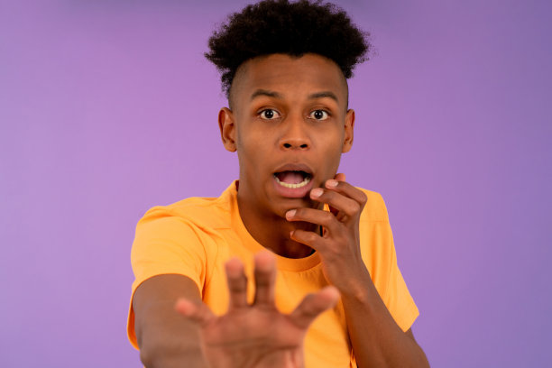 害怕的非洲男人试图用手抓东西。图片下载