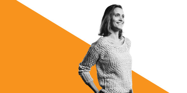 微笑的年轻女子的肖像图片下载