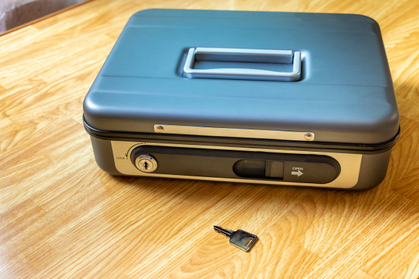 便携式保险箱及其钥匙图片下载