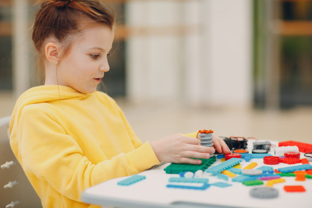 微笑的孩子构造器检查技术玩具。Children Robotics构造器组装机器人。图片下载