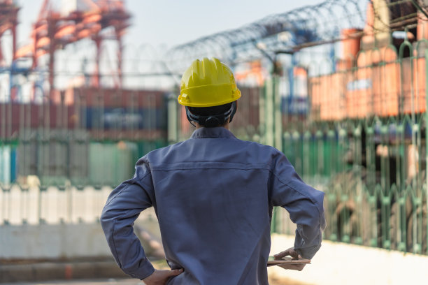 一位亚洲男工程师双手叉腰的背部照片图片下载