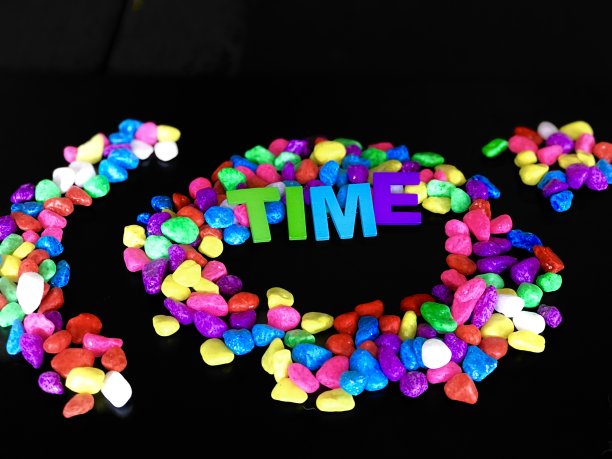 文字“时间”上的彩色石材纹理背景。有选择性的重点图片下载