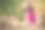 一个穿着女巫服装的小女孩在街上蹦蹦跳跳。万圣节的节日。本空间图片下载